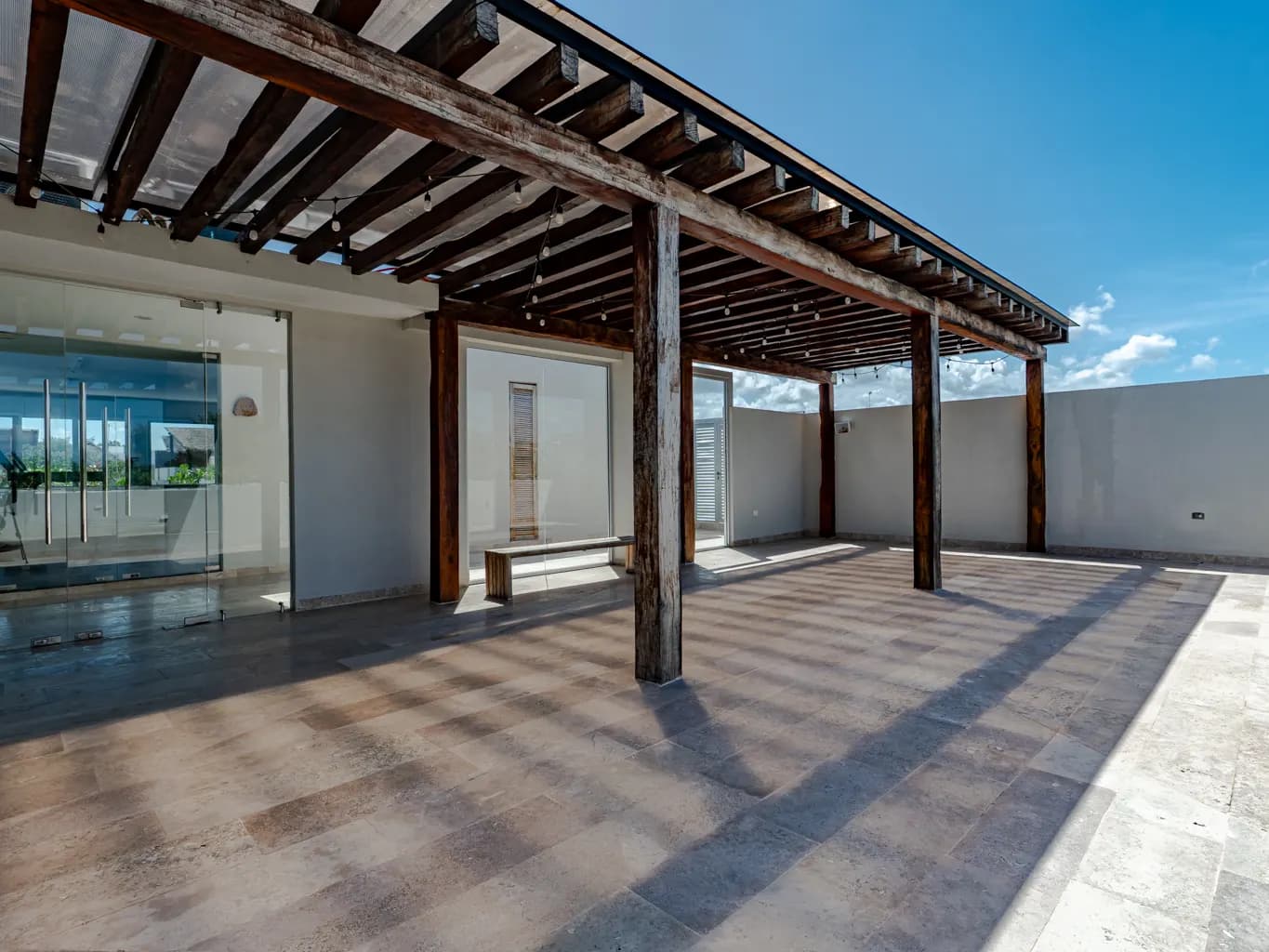 Interior con palmera, unidad entregada