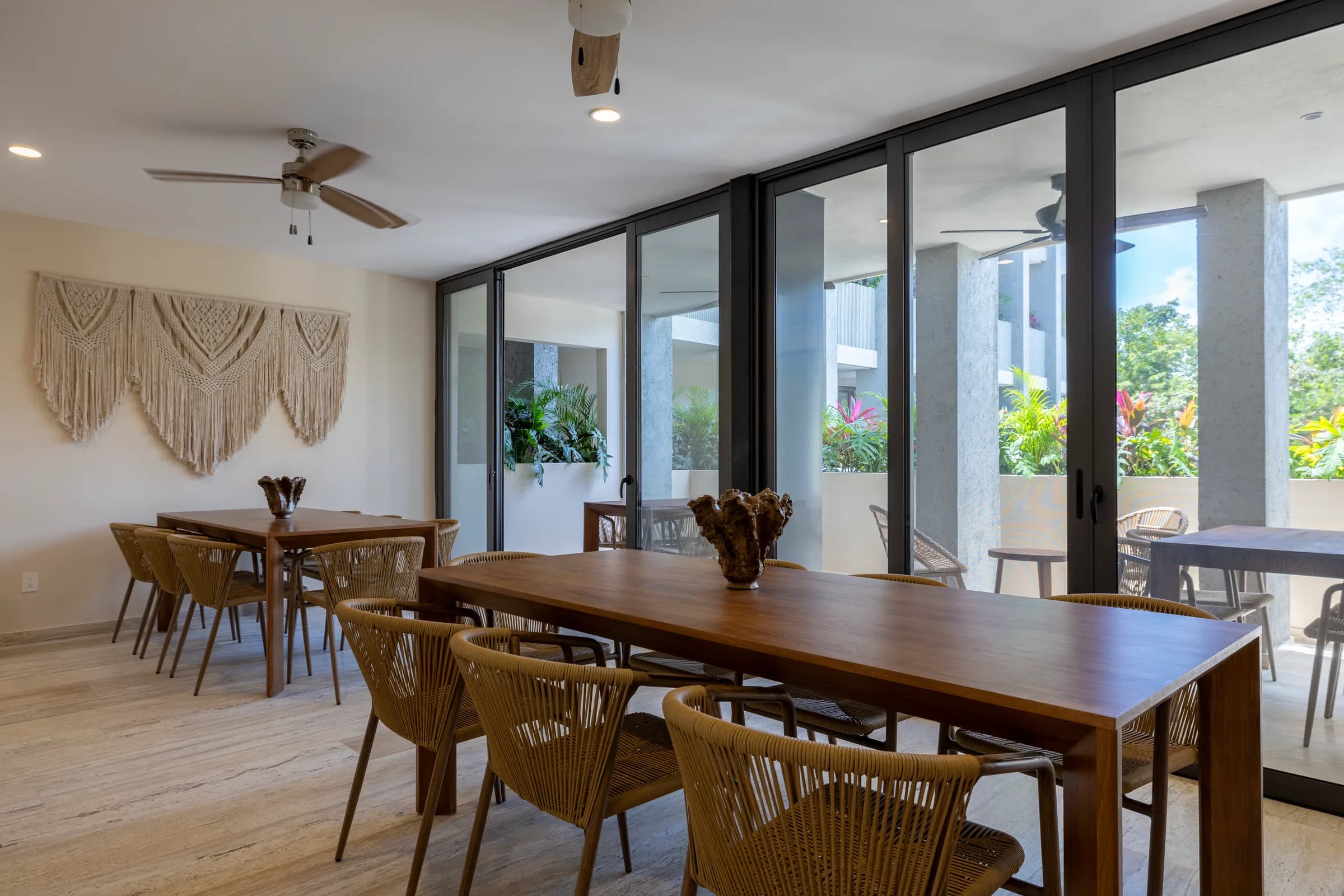 Sala de coworking con mesas de madera