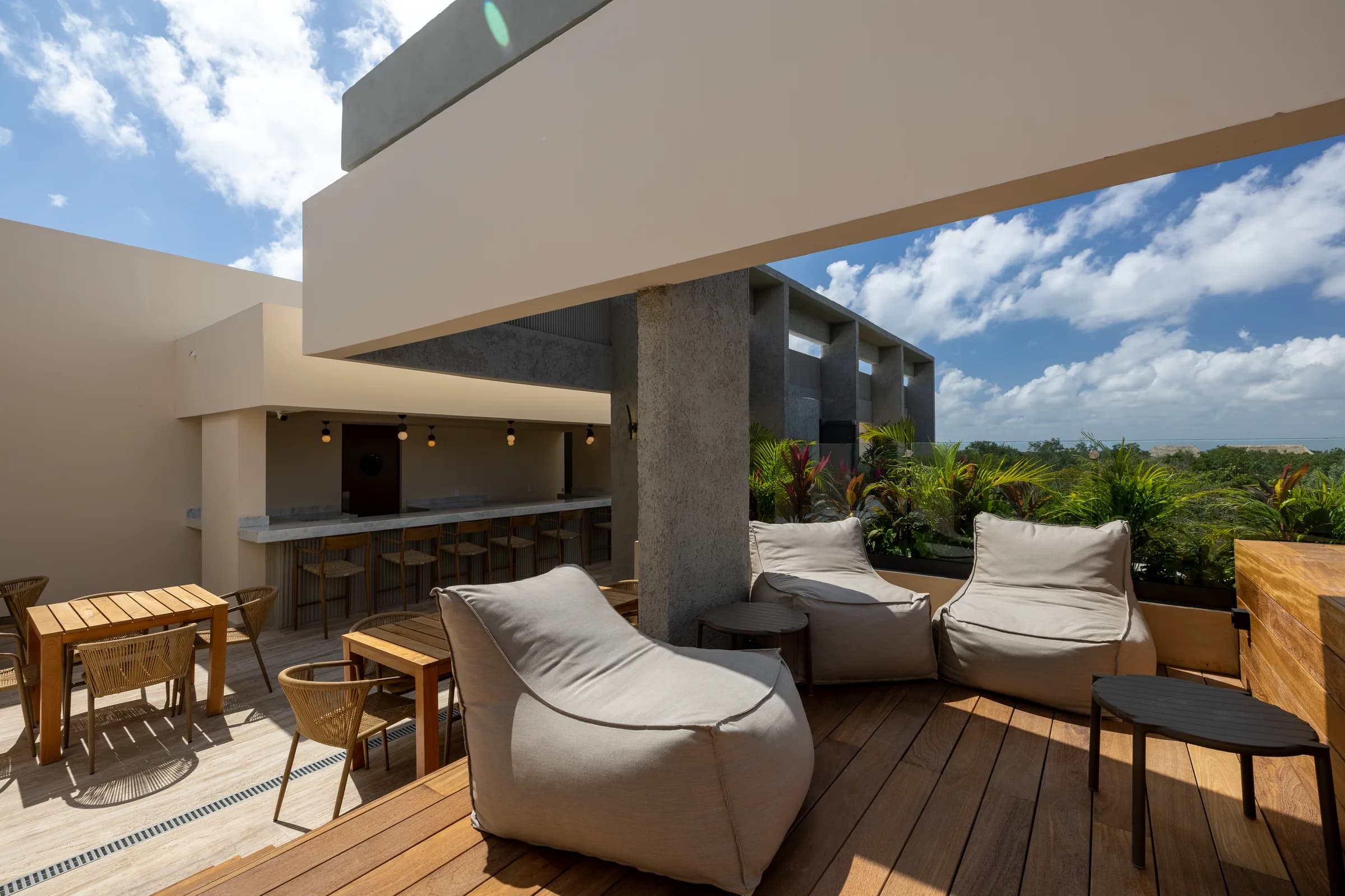 Terraza del rooftop con deck de madera y bar