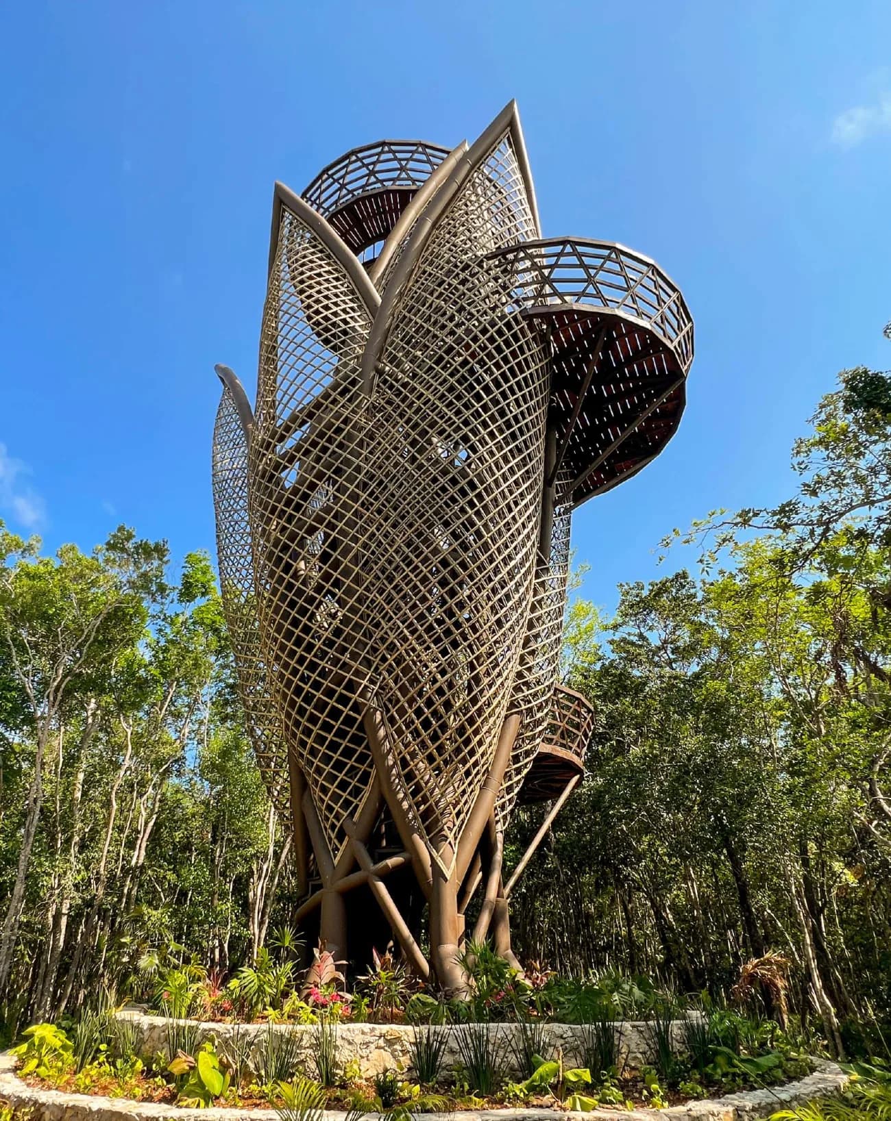Mirador de estructura tejida del parque multisensorial de Kaybé entre la selva