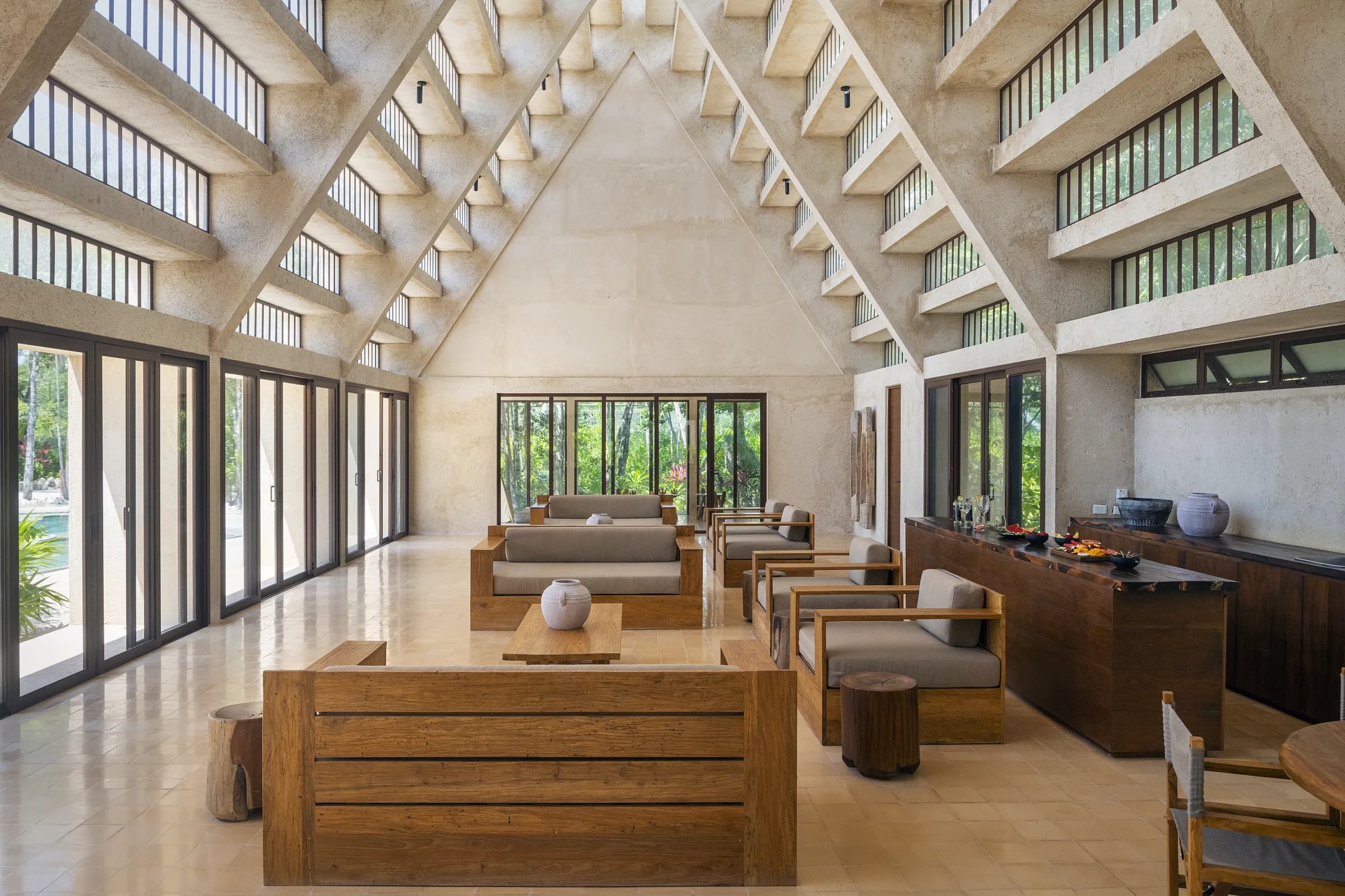 Salón de doble altura con salas de madera