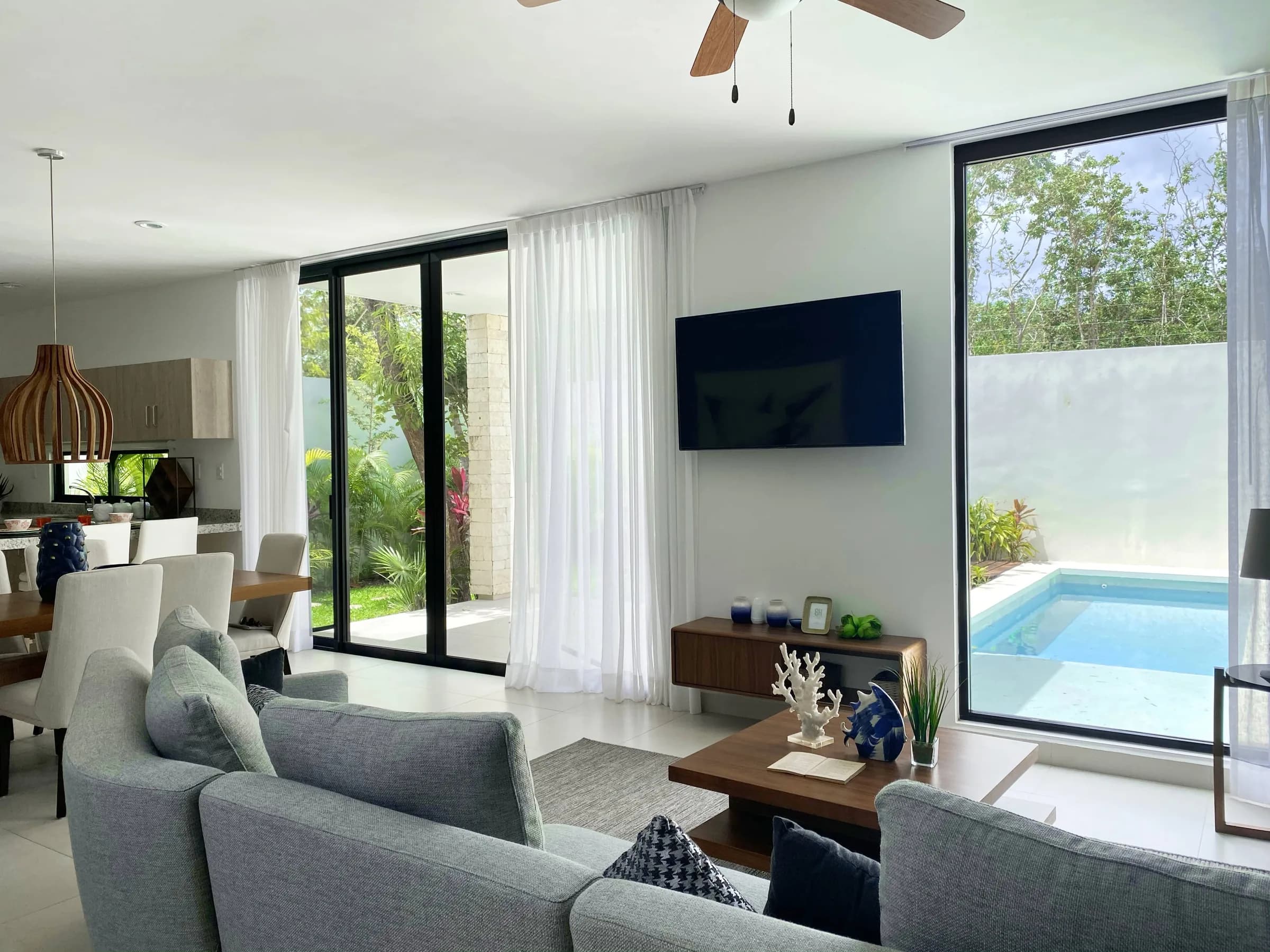 Sala con vista al jardín en Palmara Residencial, Playa del Carmen