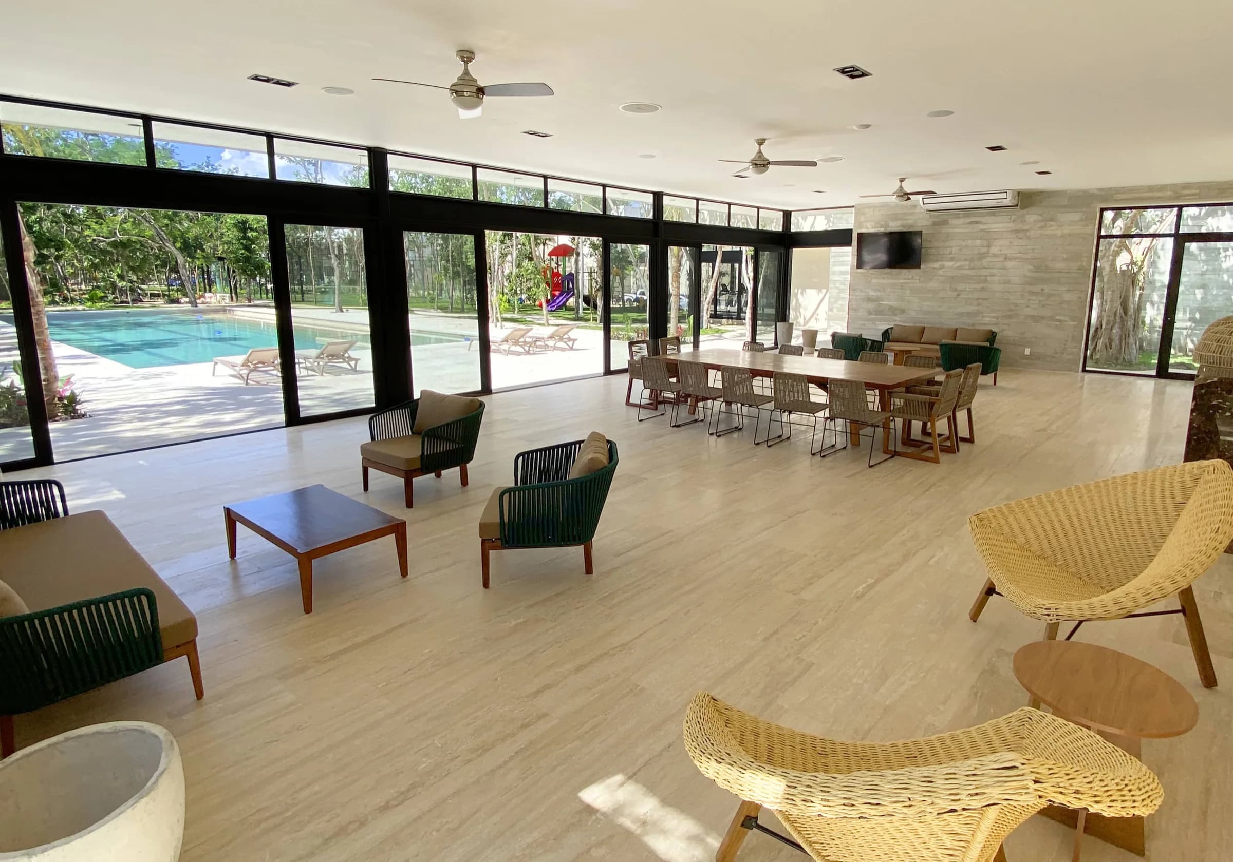 Salón de eventos con ventanales hacia la alberca