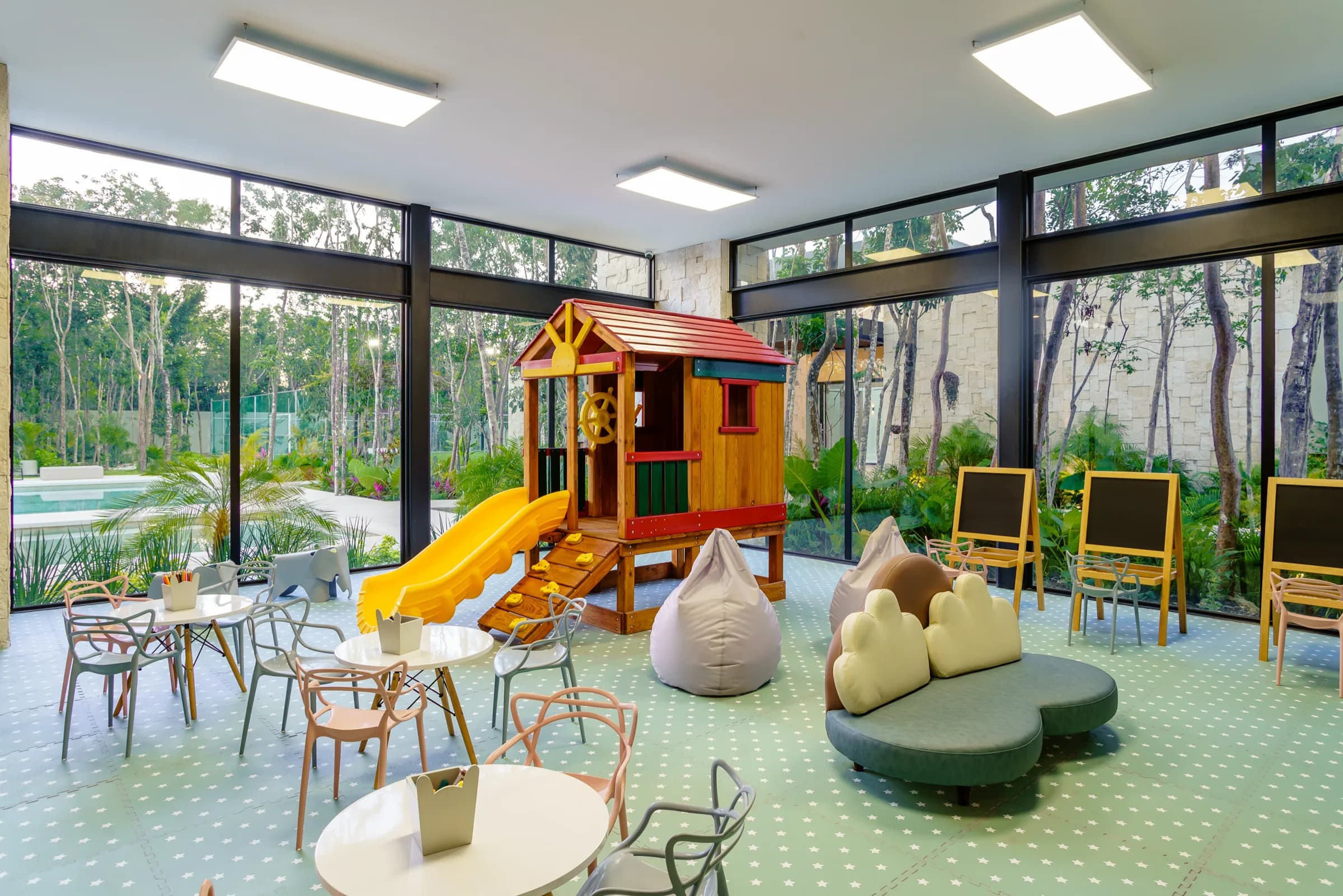 Cuarto de juegos infantil con casita y resbaladilla